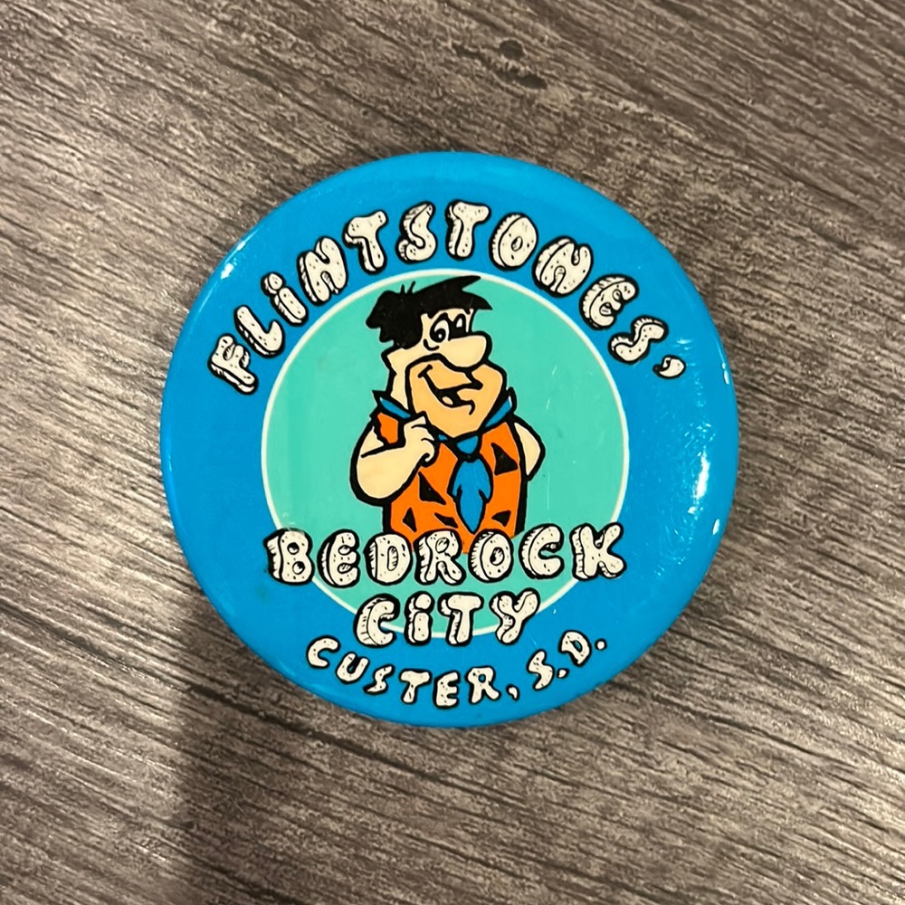 Flintstones badge - bedrock city - South Dakota - USA - vintage pin button EUC